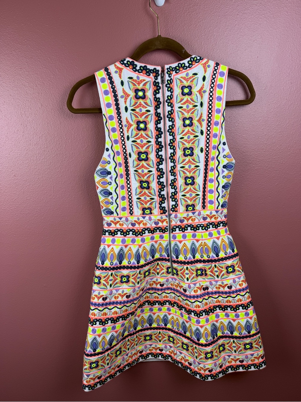 NWT Alice + Olivia Patty Embroidered Mini Dress Size 0 w/ V-neck & Pockets - Picture 11 of 11